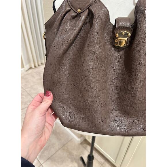 Louis Vuitton Authentic Brown Hobo Mahina Leather Handbag - Picture 8 of 16